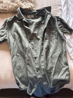 Billabong Men's Olive Green Short Sleeve Button-Down Shirt